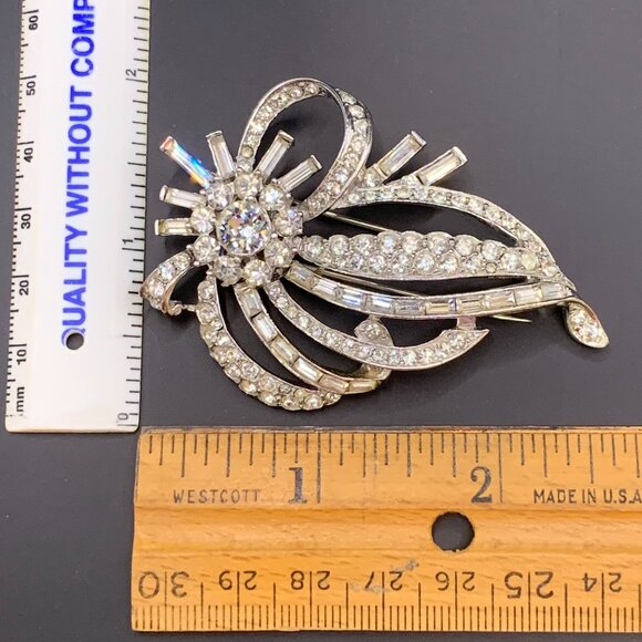 Vintage Rhinestone Fur Clip Brooch Gorgeous Baguette & Round Stones J289 - Picture 2 of 8